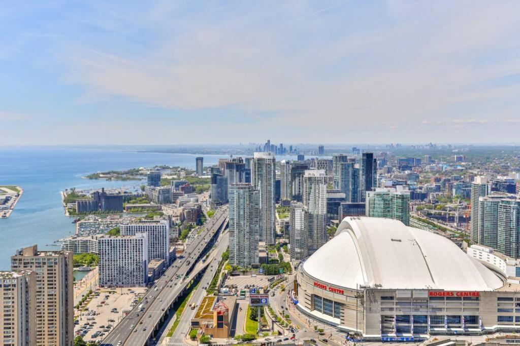 Two Bd Cn Tower And Lake Ontario View 多伦多 外观 照片