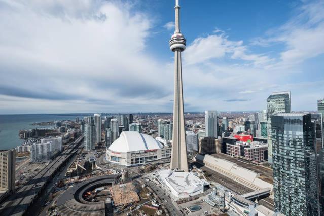 Two Bd Cn Tower And Lake Ontario View 多伦多 外观 照片
