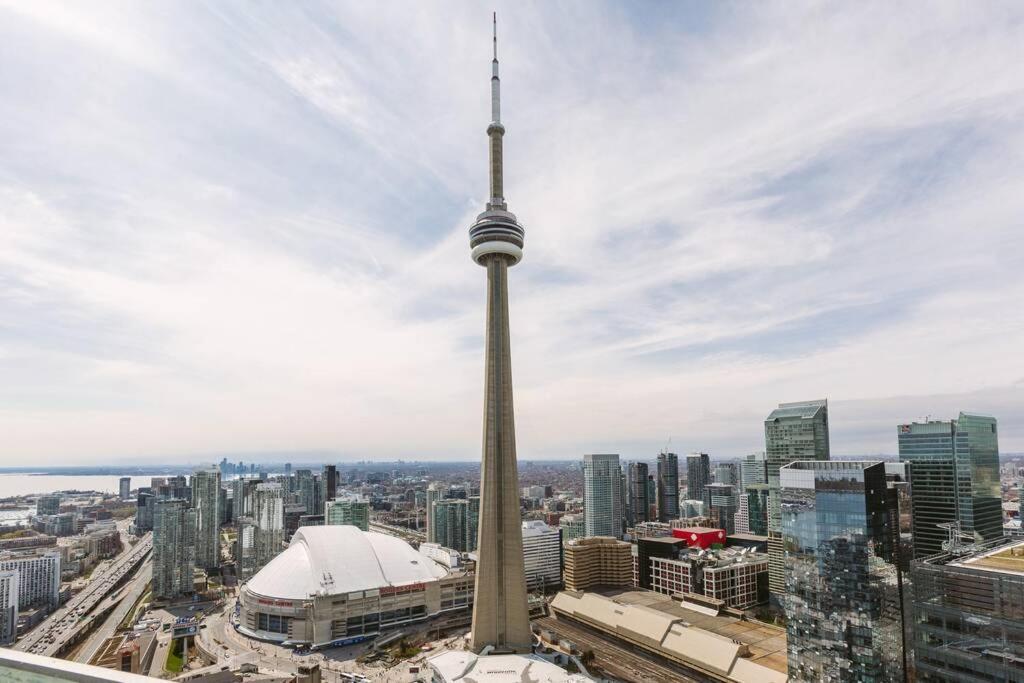 Two Bd Cn Tower And Lake Ontario View 多伦多 外观 照片