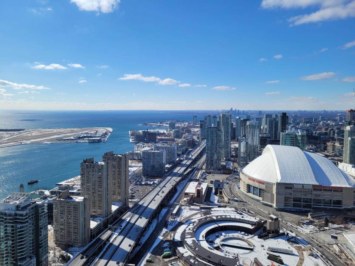 Two Bd Cn Tower And Lake Ontario View 多伦多 外观 照片